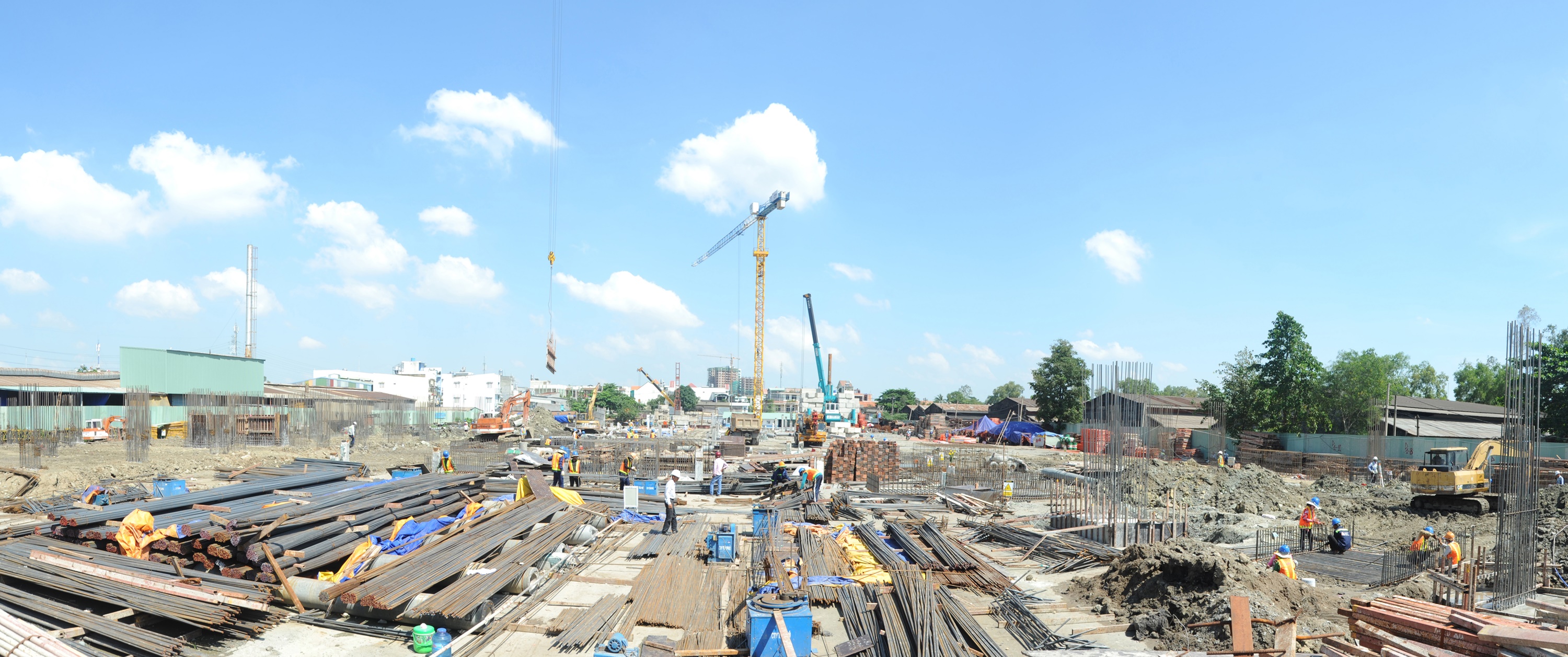 Dự án Him Lam Phú An với hơn 1.500 căn hộ nằm gần cầu Rạch Chiếc đang thi công gần xong móng