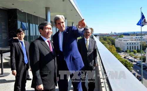 Đồng chí Đinh Thế Huynh gặp, hội đàm với Ngoại trưởng Hoa Kỳ John Kerry ngày 25/20, tại thủ đô Washington DC. Ảnh: Thanh Tuấn (P/v TTXVN tại Hoa Kỳ)