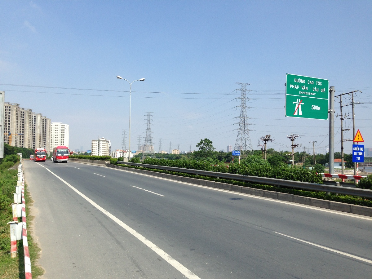 Đường cao tốc Pháp Vân - Cầu Giẽ ngay gần vị trí dự án.