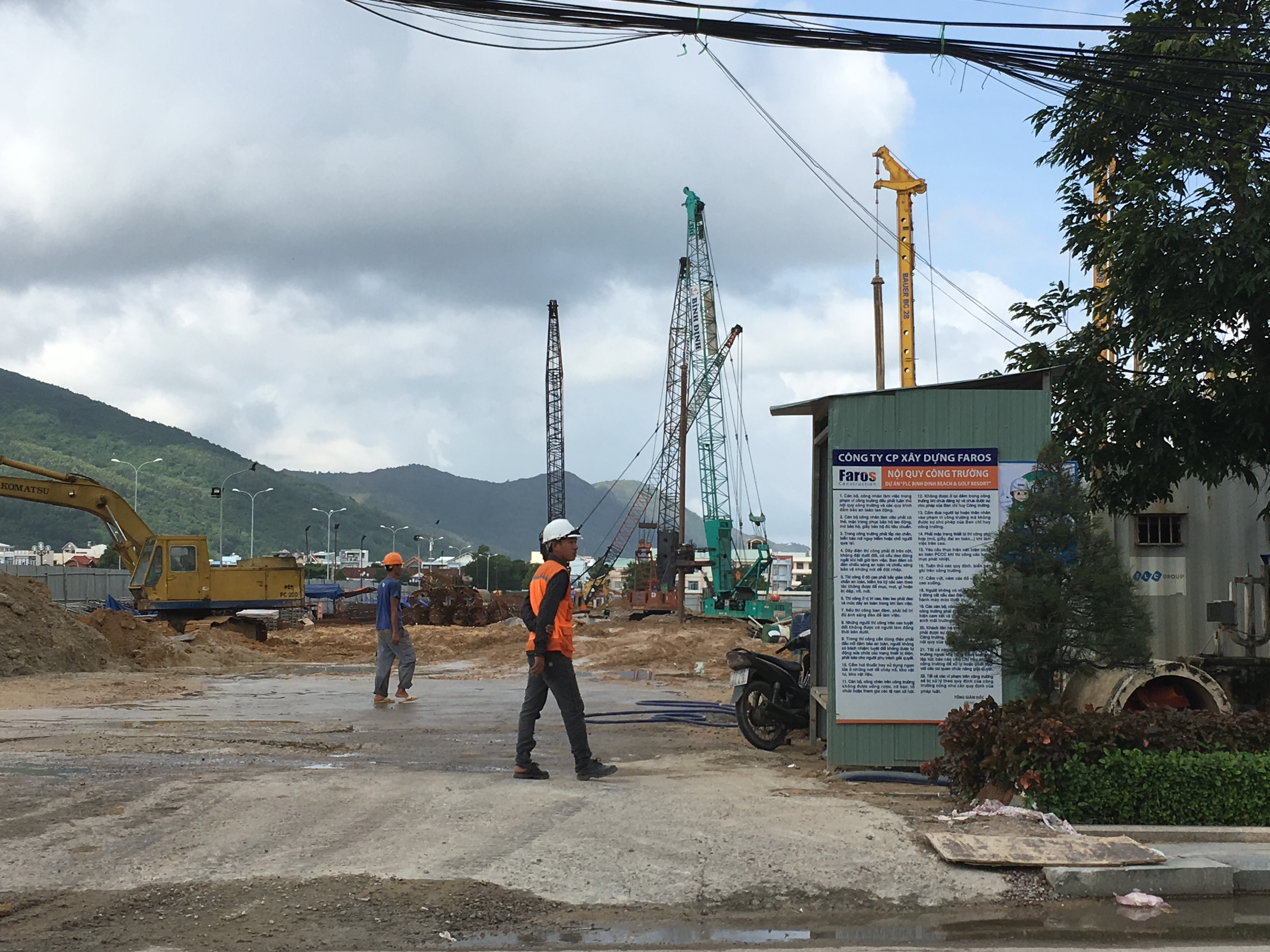 Dự &aacute;n tổ hợp kh&aacute;ch sạn 5 sao ti&ecirc;u chuẩn quốc tế, trung t&acirc;m thương mại, dịch vụ văn ph&ograve;ng v&agrave; nh&agrave; ở FLC Complex Quy Nhơn, c&oacute; tổng mức đầu tư hơn 2.030 tỷ đồng. Dự &aacute;n đang triển khai phần hầm