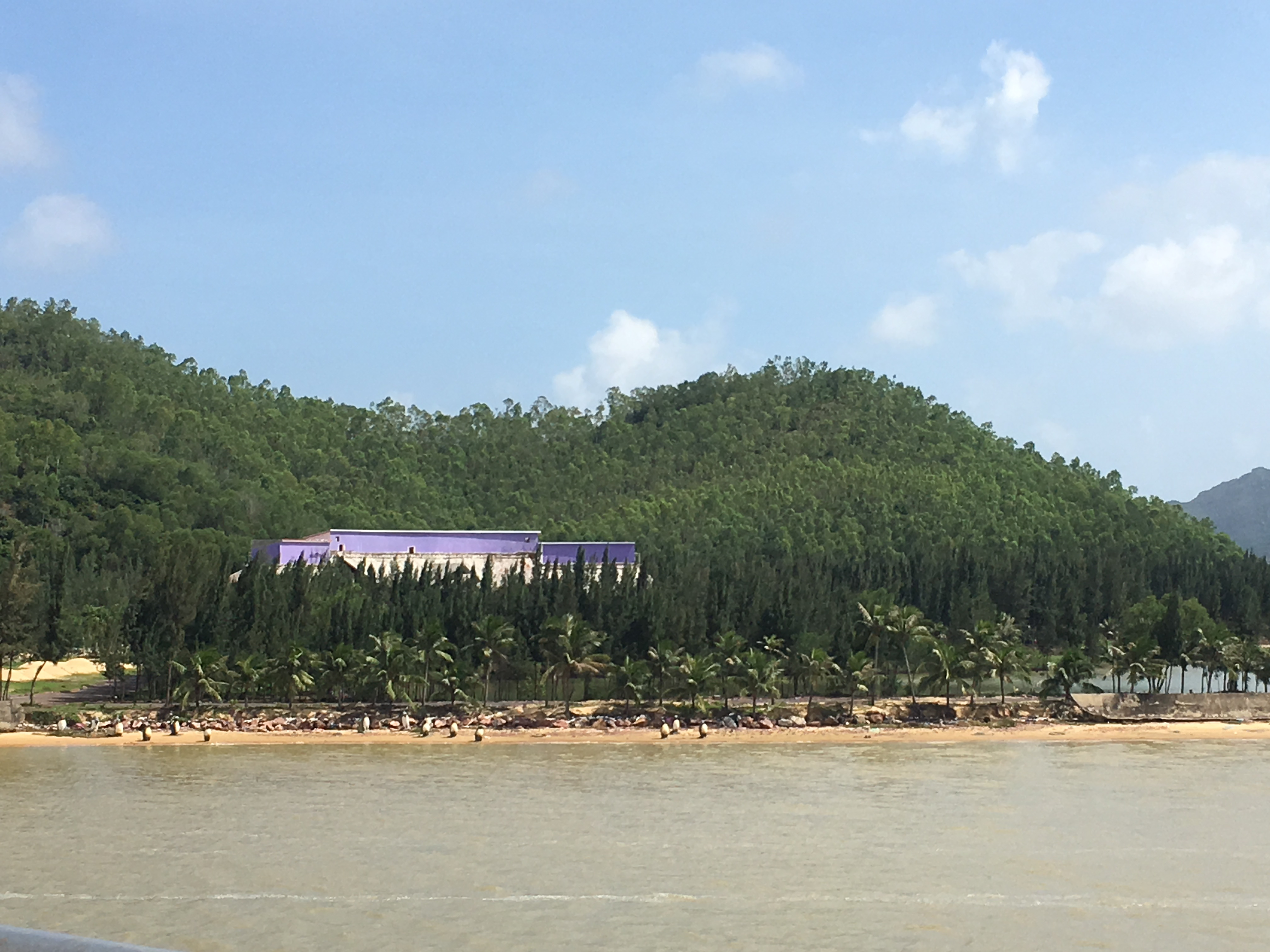 Một khu nghỉ dưỡng được x&acirc;y dựng duy nhất tr&ecirc;n một chởm h&ograve;n đảm hướng ra biển tại ch&acirc;n cầu Thị Nại