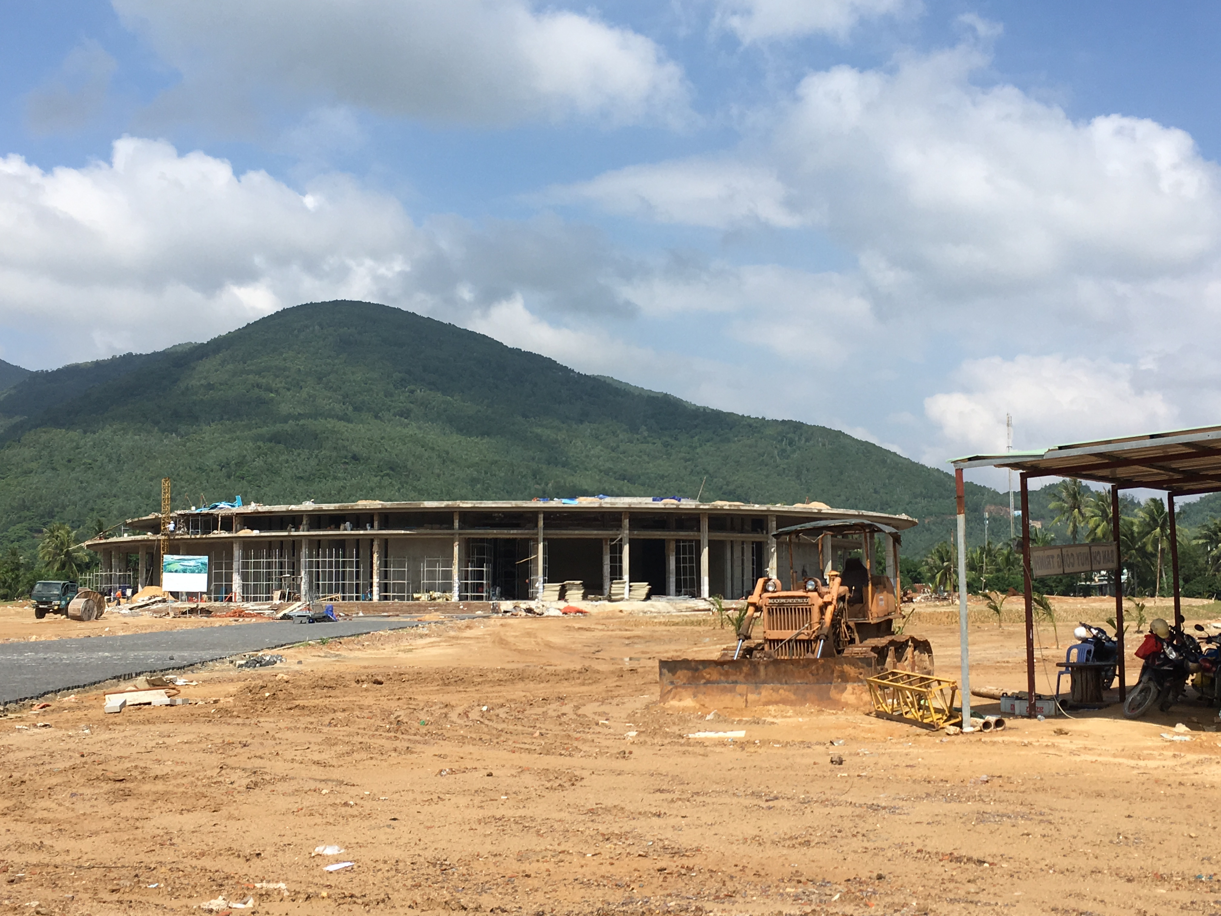 B&igrave;nh Định c&ograve;n c&oacute; sản phẩm du lịch &ldquo;độc nhất v&ocirc; nhị&rdquo; l&agrave; du lịch văn h&oacute;a - khoa học dựa tr&ecirc;n sự ph&aacute;t triển của Tổ hợp kh&ocirc;ng gian khoa học. Dự &aacute;n đang x&acirc;y dựng hạng mục to&agrave; nh&agrave; quan s&aacute;t thi&ecirc;n văn