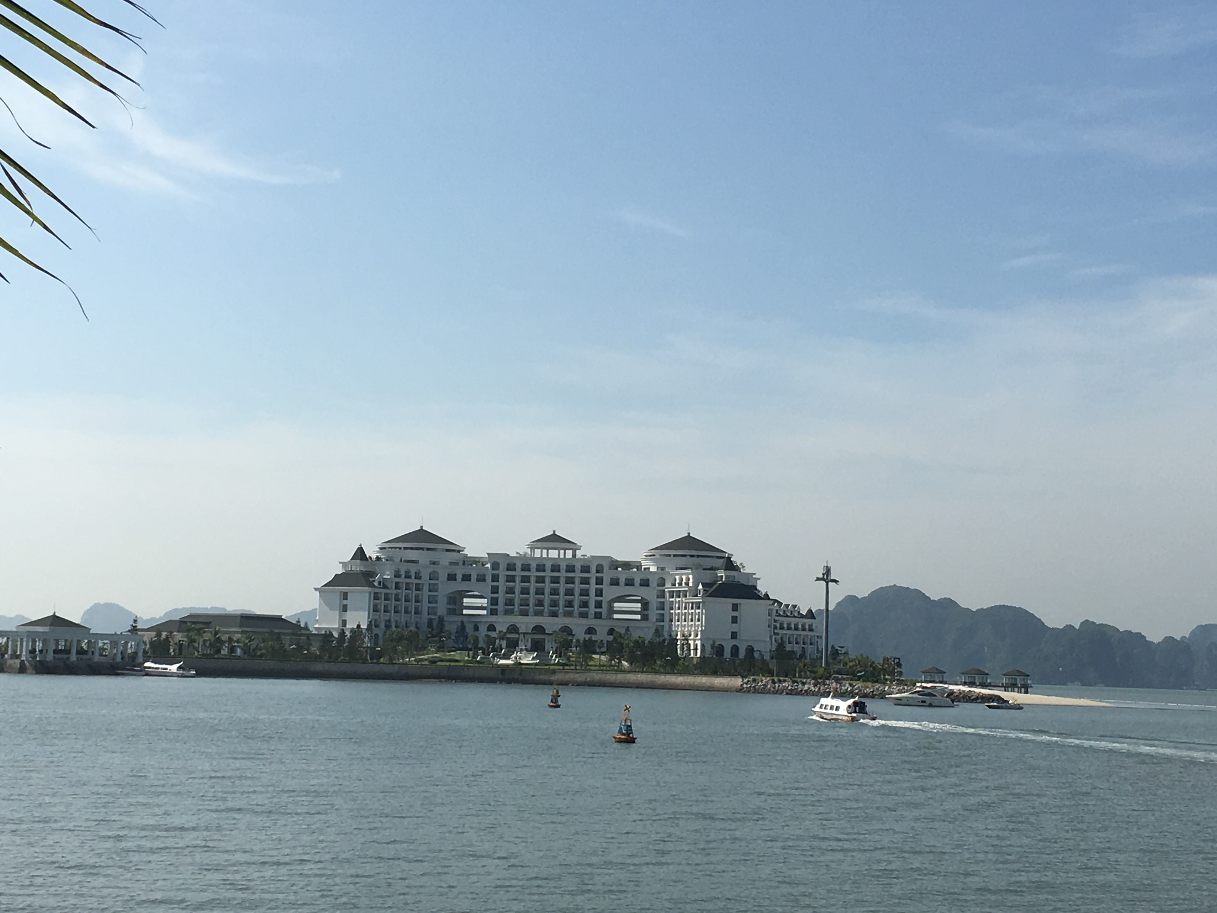 
Dự án khu khách sạn nghỉ dưỡng biển cao cấp sử dụng diện tích đất trên 78.000 m2, trong đó, khu khách sạn trên đảo Rều sử dụng trên 47.000 m2 đất và 30.000 m2 đất khu đón tiếp khách trên bờ.
