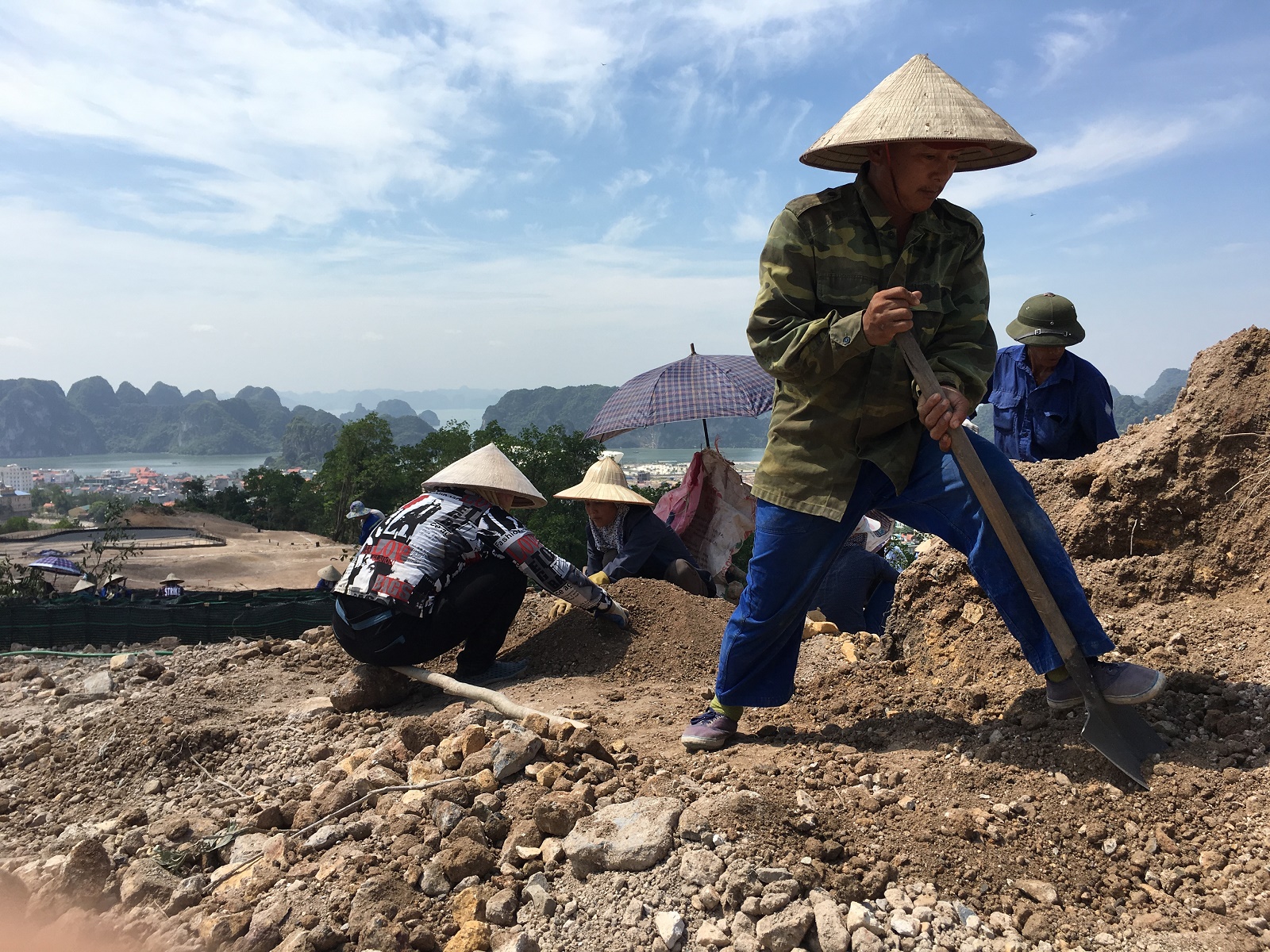 Công nhân công trường FLC đang tạo mặt bằng để trồng cỏ