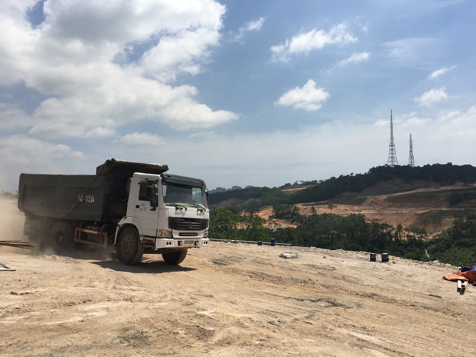 Theo lãnh đạo FLC Hạ Long, hàng ngày có hơn 200 phương tiện, máy mọc thi công suốt ngày đêm.