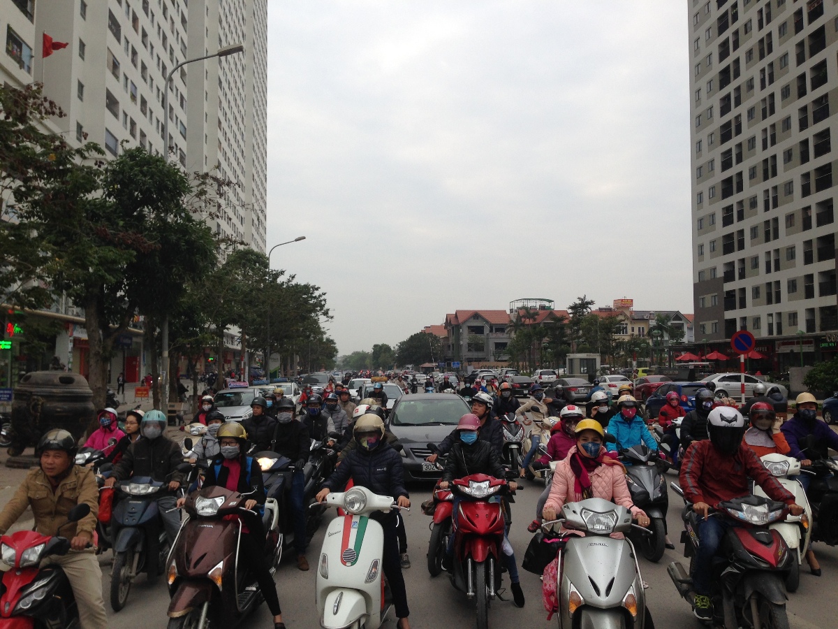 
L&atilde;nh đạo phường Ho&agrave;ng Liệt từng trả lời tr&ecirc;n b&aacute;o ch&iacute;, cho biết trong 5 năm qua d&acirc;n số của phường đ&atilde; tăng l&ecirc;n đột biến l&ecirc;n gấp 5 lần (khoảng 32.000 người), v&agrave; t&igrave;nh trạng n&agrave;y tiếp tục tăng l&ecirc;n cao nữa, dự b&aacute;o tăng tới 200% v&agrave;o 2017 khi đ&oacute;n nhận th&ecirc;m khoảng 12000 căn hộ, n&acirc;ng con số nh&agrave; ở chung cư l&ecirc;n khoảng 20.000 căn tương ứng 80.000 người.
