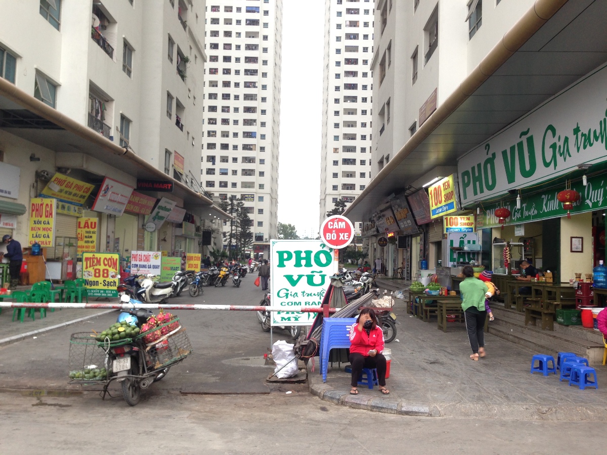 
Cảnh lộn xộn ở đ&ocirc; thị Linh Đ&agrave;m.
