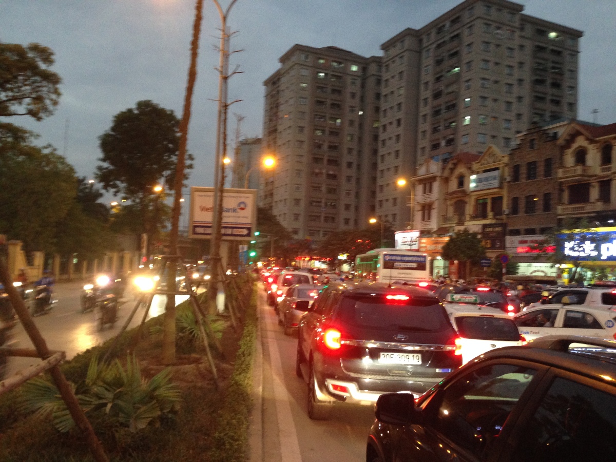 
Hạ tầng giao th&ocirc;ng khu Linh Đ&agrave;m đang qu&aacute; tải, ngộp thở.

