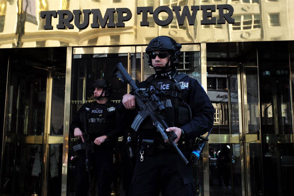 
Cảnh sát vũ trang đảm bảo an ninh bên ngoài tháp Trump, nơi ở của tổng thống mới đắc cử Donald Trump. Ảnh: NBC News
