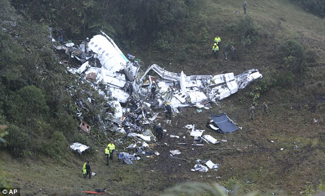 
Xác chiếc máy bay nát vụn tại hiện trường vụ tai nạn làm 71 người, bao gồm phần lớn các thành viên đội tuyển bóng đá Chapecoense của Brazil, tử nạn. Ảnh: AP
