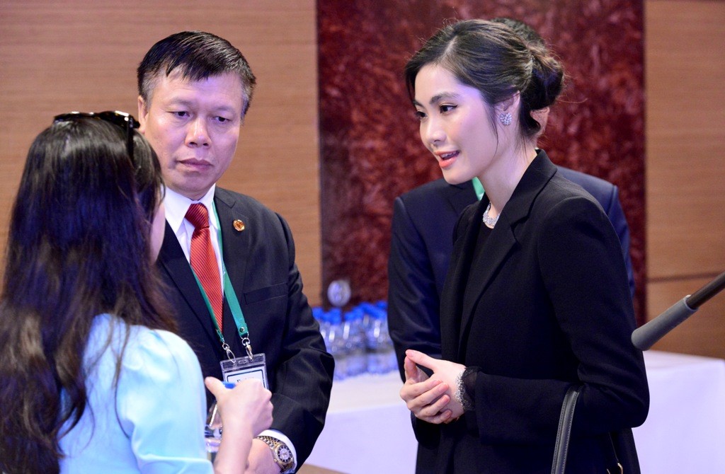 
Ph&oacute; Chủ tịch HĐQT Trần Thị Quỳnh Ngọc (phải) v&agrave; Ch&aacute;nh Văn Ph&ograve;ng HĐQT Tập đo&agrave;n Nam Cường chia sẻ với b&aacute;o ch&iacute; về nhận định thị trường BĐS
