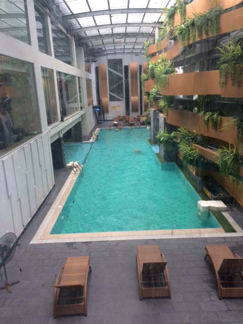 
Bể bơi tại chung cư Sông Hồng Park View (165 Thái Hà). Theo phản ánh của cư dân sống tại đây việc xây dựng bể bơi tại đây không có trong thiết kế ban đầu.
