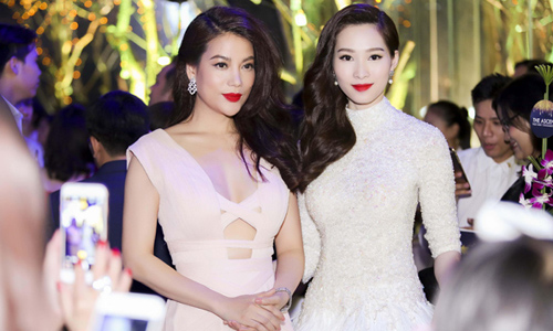 
Diễn viên Trương Ngọc Ánh và hoa hậu Thu Thảo cùng xuất hiện trong một đêm tiệc tri ân khách hàng của công ty bất động sản.
