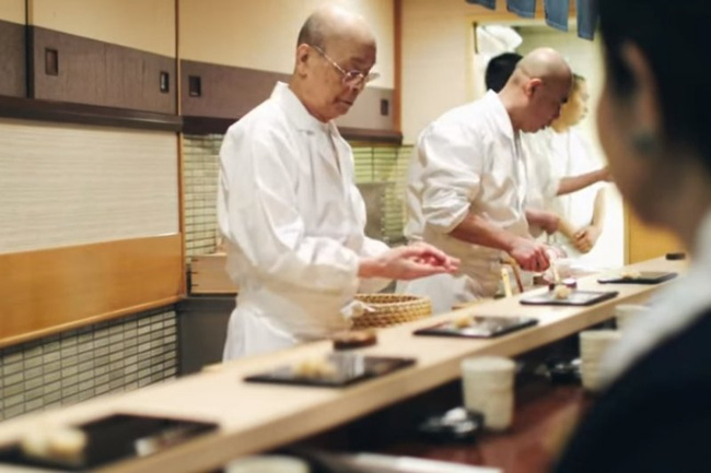 Bên trong cửa hàng sushi Sukiyabashi Jiro