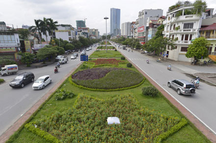 
Duy trì cây xanh thảm cỏ trên tuyến đường Văn Cao - Liễu Giai - Nguyễn Chí Thanh, thành phố đã phải chi cho nhà thầu 26 tỉ đồng/năm. Đây là một trong những tuyến đường hiện đại, đẹp nhất thủ đô hiện nay. 
