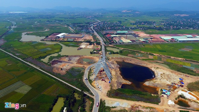 Quốc lộ 18A đoạn địa phận xã Bình Dương, Đông Triều, Quảng Ninh đang tạm bẻ cong đường để xây dựng công trình cổng chào hoành tráng nhất Việt Nam.