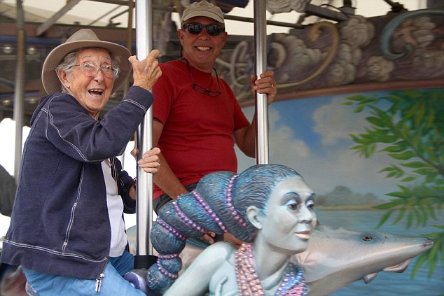 
Bà Norma vui vẻ chơi trò vòng quay ngựa gỗ ở Detroit Riverfront.
