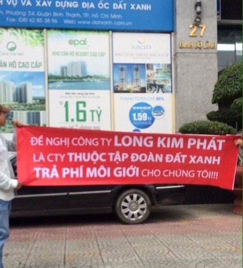 Nhóm người của Kim Phát căng băng rôn trước cửa trụ sở Tập đoàn Đất Xanh đòi trả phí môi giới