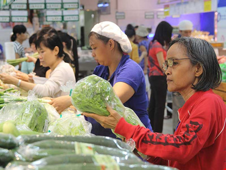 
Hàng Việt chất lượng cao, an toàn thì không sợ hàng Trung Quốc.Trong ảnh: Người tiêu dùng mua nông sản sạch tại một siêu thị ở TP.HCM. Ảnh: HOÀNG GIANG
