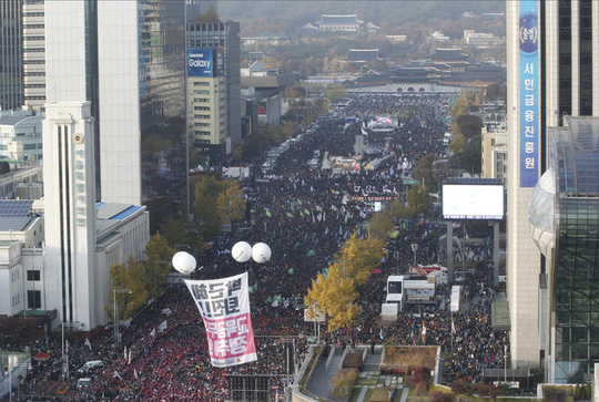 Đám đông người biểu tình đòi tổng thống từ chức ở Seoul hôm 12-11. Ảnh: AP