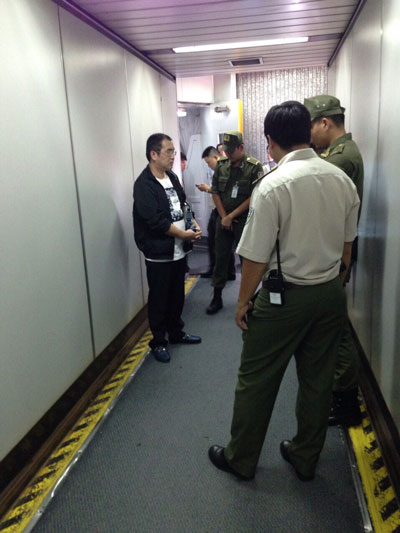 
Li Jun bị bắt về hành vi ăn cắp tại sân bay quốc tế Tân Sơn Nhất vào ngày 8-11 Ảnh: Ngọc Bảo
