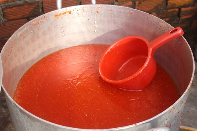 Sa tế được chủ cơ sở pha chế từ nhiều loại hóa chất. Ảnh: P.S.