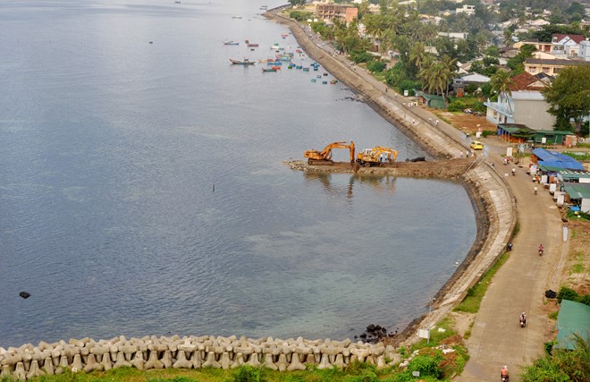 
Khu vực x&acirc;y cảng du lịch Bến Đ&igrave;nh ở th&ocirc;n Đ&ocirc;ng, x&atilde; An Vĩnh (huyện đảo L&yacute; Sơn). Ảnh: Minh Ho&agrave;ng.

