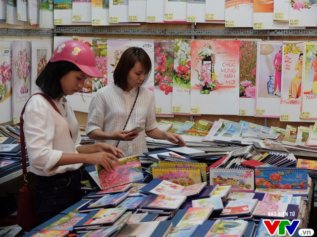 'Khách mua ngập trong lịch Tết tại một cửa hàng trên phố Nguyễn Xí'