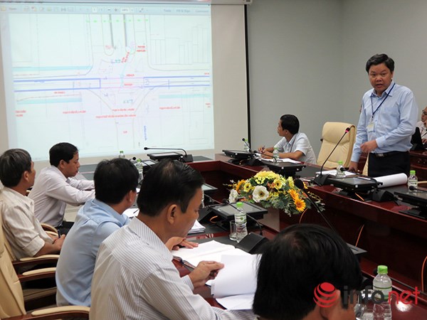 
Ông Lê Văn Lâm, Giám đốc BQL Dự án đầu tư xây dựng các công trình giao thông Đà Nẵng báo cáo tình hình thi công nút giao thông phía Tây cầu Sông Hàn tại cuộc họp ngày 23/11 (Ảnh: HC)
