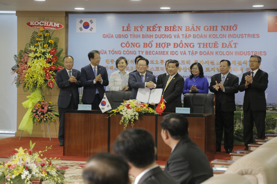 
&Ocirc;ng Trần Thanh Li&ecirc;m chủ tịch tỉnh B&igrave;nh Dương (phải) bắt tay với l&atilde;nh đạo tập đo&agrave;n Kolon Industries
