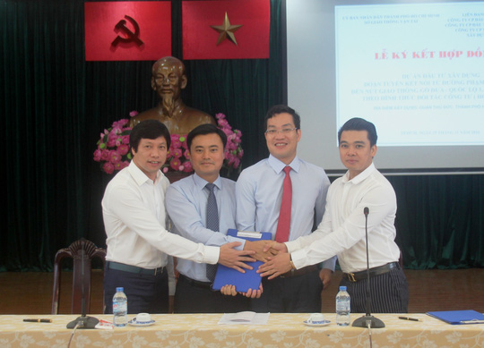 
&Ocirc;ng B&ugrave;i Xu&acirc;n Cường, Gi&aacute;m đốc Sở GTVT TP (thứ 2, từ tr&aacute;i qua) k&yacute; kết với c&aacute;c nh&agrave; đầu tư s&aacute;ng 25-11
