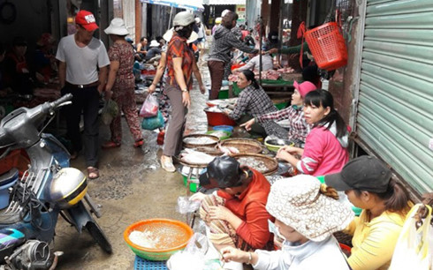 
Hẻm 81 Phan Kế Bính biến thành chợ tự phát bên hông chợ Đống Đa, Đà Nẵng từ nhiều năm qua.
