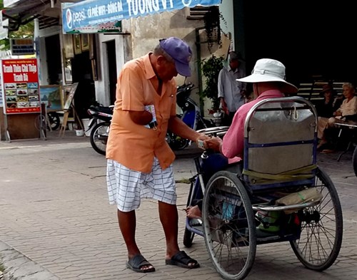 Ông Tân mời vé số. Ảnh: Kim Hà