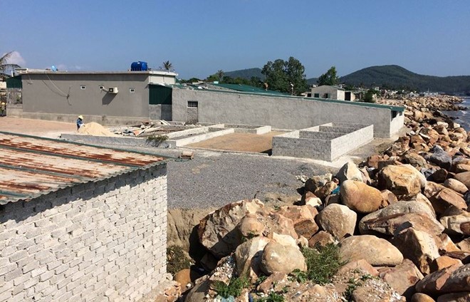 
H&agrave;ng trăm c&ocirc;ng tr&igrave;nh, nh&agrave; ở lớn nhỏ mọc tr&ecirc;n diện t&iacute;ch đất đền b&ugrave; dự &aacute;n cảng container. Ảnh: Nguyễn Dương.
