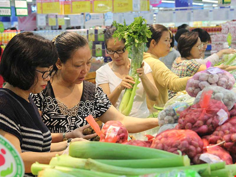 
Người dân chọn mua thực phẩm sạch tại hệ thống siêu thị Co.op mart Lý Thường Kiệt, quận.10, TP.HCM. Ảnh: HOÀNG GIANG
