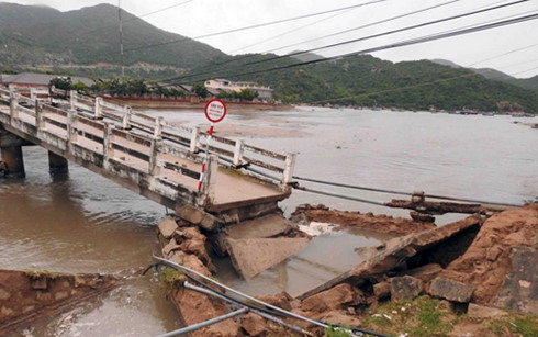 Cầu Vĩnh Hy bị sập khiến giao thông ách tắc. (Ảnh: N.T/Tuổi trẻ)