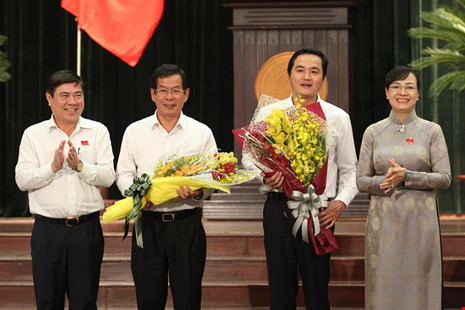 
Chủ tịch UBND TP.HCM Nguyễn Thành Phong và Chủ tịch HĐND TP Nguyễn Thị Quyết Tâm tặng hoa chúc mừng hai ủy viên UBND mới.
