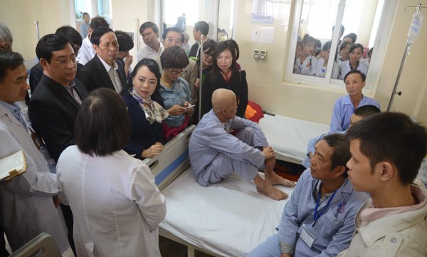 
Bộ trưởng Nguyễn Thị Kim Tiến thị sát bệnh viện K cơ sở 3, bức xúc khi phát hiện vẫn có 4 bệnh nhân/giường
