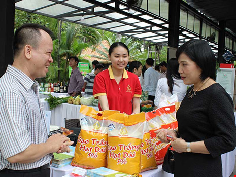 
Gạo Việt đang thất thế trước các đối thủ. Trong ảnh: DN giới thiệu sản phẩm gạo tại một triển lãm hàng nông nghiệp, thực phẩm. Ảnh: QH
