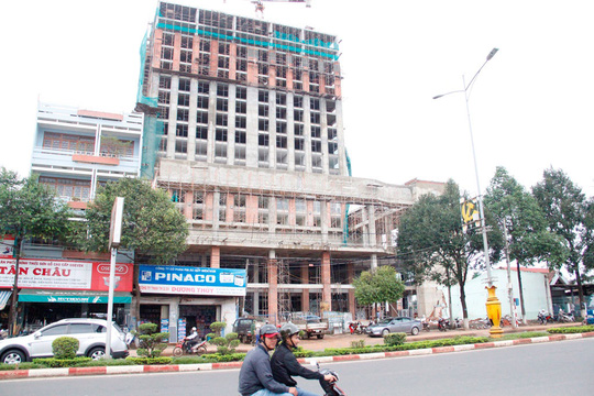 
Kh&aacute;ch sạn Mường Thanh Bu&ocirc;n Ma Thuột x&acirc;y dựng được hơn 10 tầng mới c&oacute; giấy ph&eacute;p Ảnh: CAO NGUY&Ecirc;N
