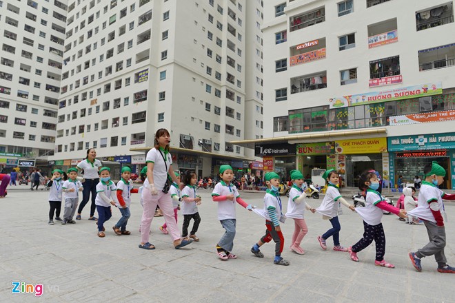 Tổ hợp các tòa nhà chung cư HH bao gồm HH1, HH2, HH3, HH4 ở khu đô thị Linh Đàm (quận Hoàng Mai, Hà Nội) chỉ có một sân chơi chung nằm giữa các tòa chung cư. Vào mỗi buổi chiều, nơi này trở nên chật chội khi trẻ em đổ xuống vui chơi.
Mỗi tòa chung cư tại HH cao từ 36 đến 41 tầng do Doanh nghiệp xây dựng tư nhân số 1 Điện Biên làm chủ đầu tư. Cụm chung cư này là một trong những dự án nhà giá rẻ của đại gia Lê Thanh Thản gây nhiều ồn ào nhất trong vài năm qua do không gian vui chơi hạn hẹp, không đảm bảo an toàn cháy nổ... Ảnh: Huy Nguyễn.
Vào mỗi buổi sáng, hàng quán bày bán dọc các tòa chung cư từ HH1 đến HH4 tạo nên cảnh tượng lộn xộn. Khách hàng ăn uống xong ném giấy bừa bãi xuống đất.
Tại toà HH3 và HH4, nhiều người bán hàng tạo thành một chợ cóc ở các bậc thềm chung cư vào buổi sáng và buổi chiều.
Hàng rong cũng xuất hiện tại sân chơi chung của tòa chung cư HH khiến không gian vui chơi càng trở nên ồn ào. Chị Loan, người dân sống tại cụm chung cư đối diện cho biết có cung thì có cầu, nhưng việc họp chợ và lộn xộn tại những hàng quán dọc cụm HH gần như không được quản lý chặt chẽ.
Sân chung vui chơi nhưng xe máy được vào bên trong.
Hàng loạt xe máy đỗ tại các sân chung cư HH làm hạn chế không gian vui chơi của trẻ em.
Tại chung cư HH2, các biển quảng cáo, băng rôn được treo khắp nơi làm ảnh hưởng đến mỹ quan và đặc biệt vi phạm các quy định về an toàn phòng cháy chữa cháy. Theo công bố từ cơ quan Cảnh sát phòng cháy chữa cháy vào tháng 8/2016, trong số 38 chung cư không đảm bảo phòng cháy chữa cháy tại Hà Nội có đến 15 dự án của đại gia điếu cày.
Chung cư Kim Văn - Kim Lũ cũng là một trong những dự án nhà giá rẻ của ông Lê Thanh Thản nằm ngay bên trục đường Nguyễn Xiển, cách khu đô thị Linh Đàm chưa đầy 1 km. Ảnh: Huy Nguyễn.
Dự án cao 45 tầng với 4 tòa nhà, tuy nhiên chỉ có một sân chơi chung, không gian đi lại cũng rất hạn chế. Ngoài ra, cư dân phản ánh sống và sinh hoạt tại đây rất bất tiện vì đông đúc và chật.
Nhiều hộ kinh doanh ở tầng 1 tại CT4B, CT4C trưng biển quảng cáo, hạn chế lối đi lại của cư dân sinh sống tại đây.
Phía ngoài sân chơi chung, nhiều người buôn bán hoa quả, họp chợ cóc vào mỗi buổi chiều.
Bên trong sân chơi của CT4 C, các hộ kinh doanh bày bán hoa quả xuống dưới bậc thềm.
Khu chợ cóc này còn có các hàng bán cả gia cầm và đồ hải sản.
Nhiều nơi trưng biển cấm để xe nhưng xe máy vẫn đỗ tràn lan. Phía ngoài mọc lên dịch vụ trông xe máy với giá từ 5.000 đến 10.000 đồng/xe.
Khách đến thăm bạn hoặc lo công việc tại khu đô thị Kim Văn - Kim Lũ tìm mỏi mắt cũng không thể có một chỗ đỗ xe hợp lý. Chính vì thế lòng đường Nguyễn Xiển biến thành bãi đỗ xe.
Sân chơi chung quá hẹp nên ban quản lý chỉ đặt được một số đồ chơi phục vụ trẻ nhỏ. Nhiều cư dân ở đây cho biết, vào mỗi buổi chiều chỉ biết bế con cháu đi dạo một vòng dưới sân chung rồi về nhà.
Tại các chung cư khác như Xa La, Đại Thanh (quận Hà Đông, Hà Nội) tình trạng chật chội, nhếch nhác cũng diễn ra thường xuyên.
Tại khu đô thị Đại Thanh, xe máy và xe đạp đỗ tràn lan phía ngoài sân chơi.
Còn ở các cổng lên xuống hầm để xe của khu đô thị Xa La, cảnh chật chội chen chúc vào mỗi buổi sáng và chiều xảy ra như cơm bữa.
