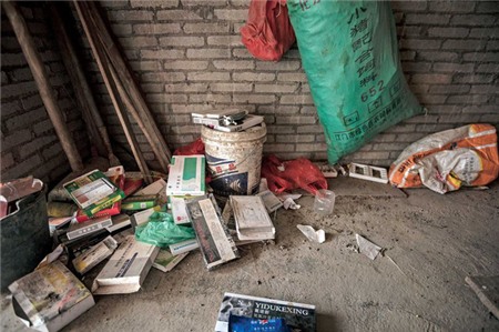 <br />
Vỏ thuốc kháng sinh bị vứt bừa bãi quanh các trại nuôi trồng thủy sản và chăn nuôi ở Quảng Đông<br />