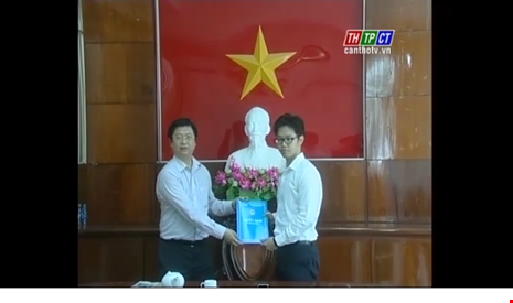 Lãnh đạo UBND TP Cần Thơ trao quyết định bổ nhiệm ông Vũ Minh Hoàng sau khi tiếp nhận về từ Ban chỉ đạo Tây Nam Bộ. (Ảnh cắt clip THCT)