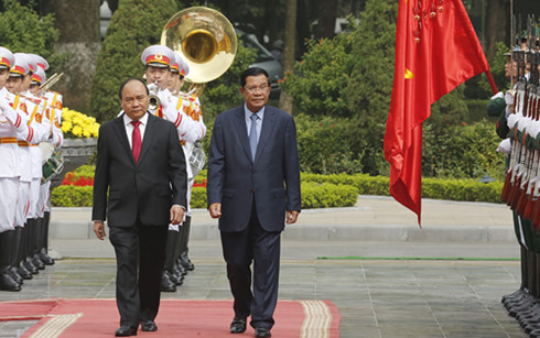 
Thủ tướng Nguyễn Xuân Phúc đón Thủ tướng Campuchia
