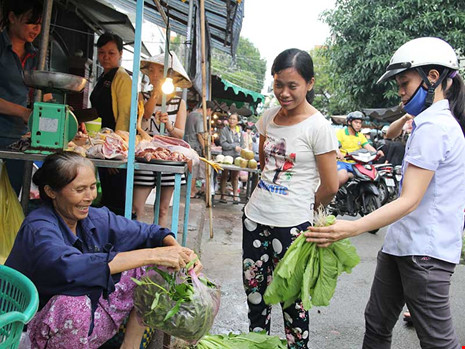 Từ nay đến cuối năm có nhiều áp lực lên giá hàng hóa. Trong ảnh: Người tiêu dùng chọn mua rau xanh tại chợ D9, quận Tân Phú, TP.HCM. Ảnh: HOÀNG GIANG
