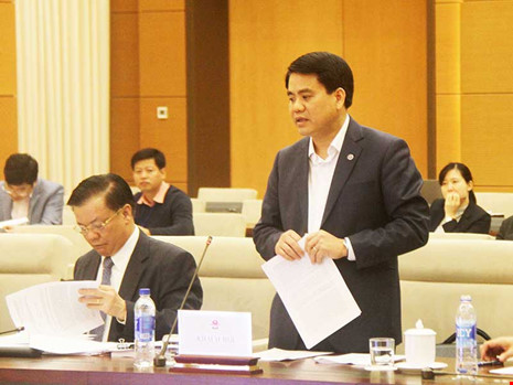 Chủ tịch UBND TP Hà Nội Nguyễn Đức Chung đang đề xuất các cơ chế đặc thù cho Hà Nội tại phiên họp của Ủy ban Thường vụ Quốc hội ngày 20-12. Ảnh: QH