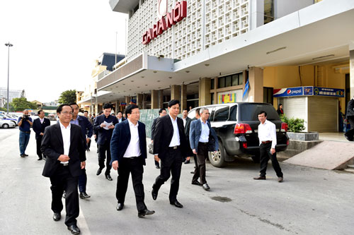 
Phó Thủ tướng Trịnh Đình Dũng (hàng đầu, thứ 2 từ trái sang) thị sát tại ga Hà NộiẢnh: Xuân Tuyến
