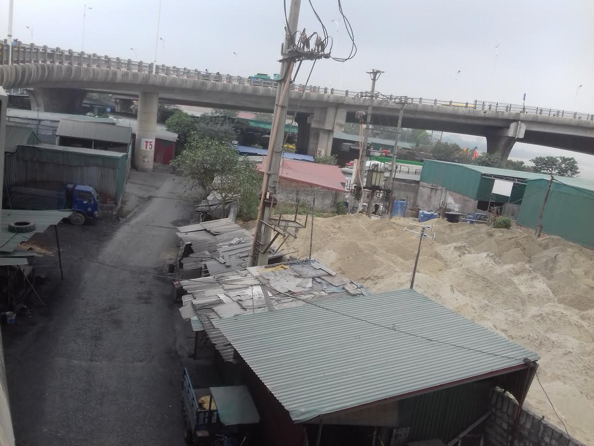  Gầm cầu Vĩnh Tuy bị “chia năm xẻ bảy” 