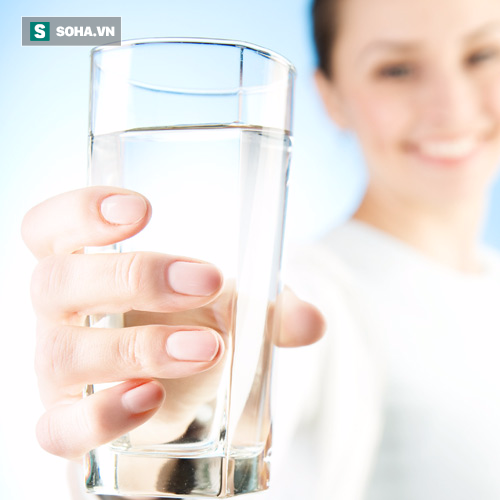 Uống đủ nước là nguyên tắc quan trọng hàng đầu đối với sức khỏe. (Ảnh minh họa).