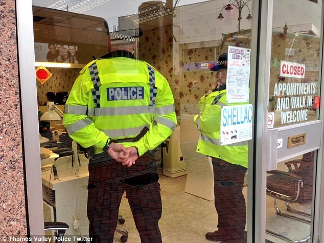 Cảnh sát kiểm tra một tiệm nail ở Reading, Anh, hồi tháng 3. Ảnh: Thames Valley Police Twitter.